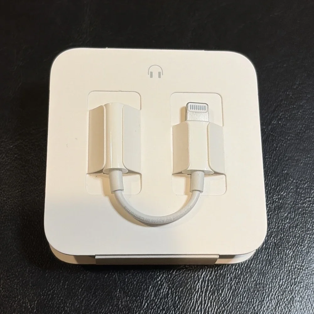 Apple EarPods White In-Ear Lightning Connector Built-in Microphone